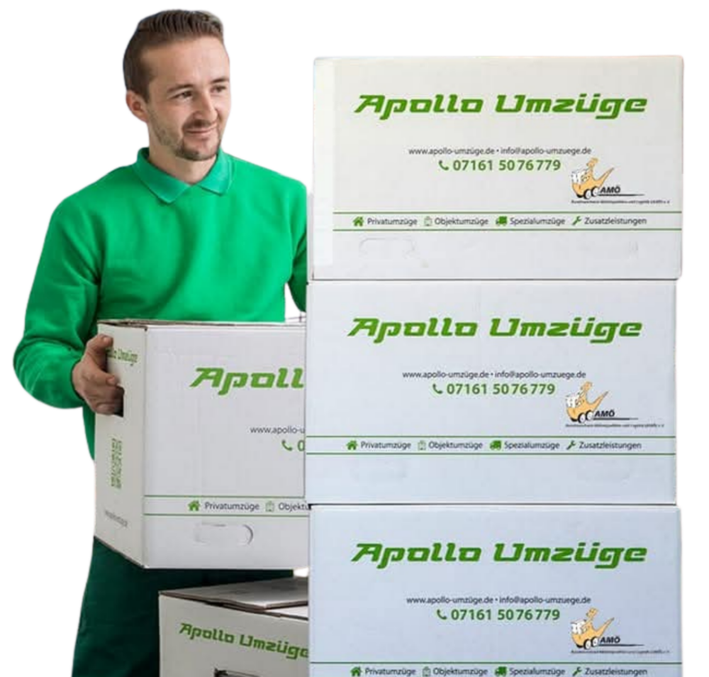 Mann in grünem Hemd trägt Umzugskartons mit Aufschrift Apollo Umzüge.