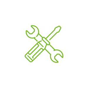 Grünes Symbol aus Schraubenschlüssel und Schraubendreher auf weißem Hintergrund.