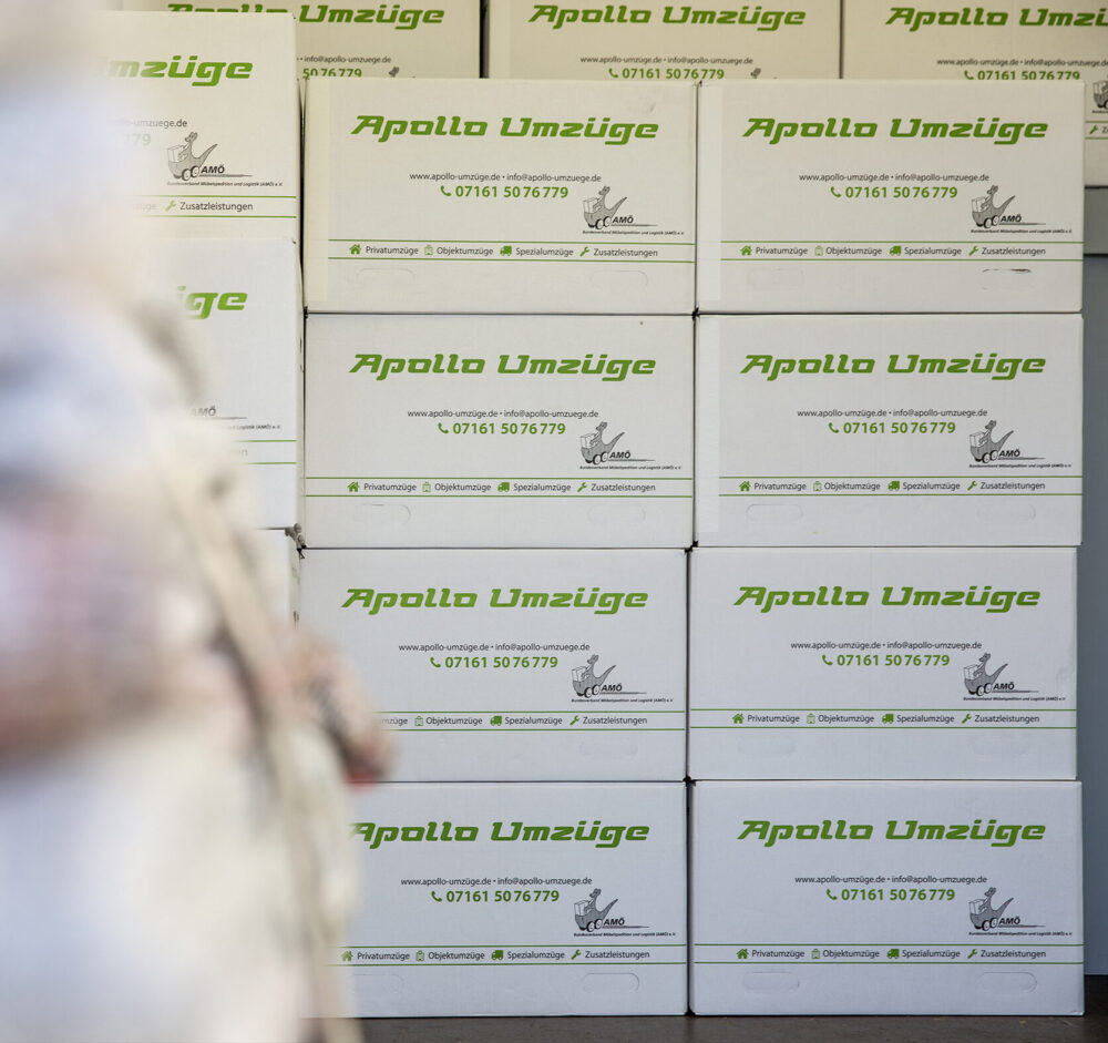 Gestapelte Umzugskartons mit der Aufschrift Apollo Umzüge.