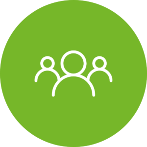 Drei stilisierte Personen-Symbole auf grünem Hintergrund.