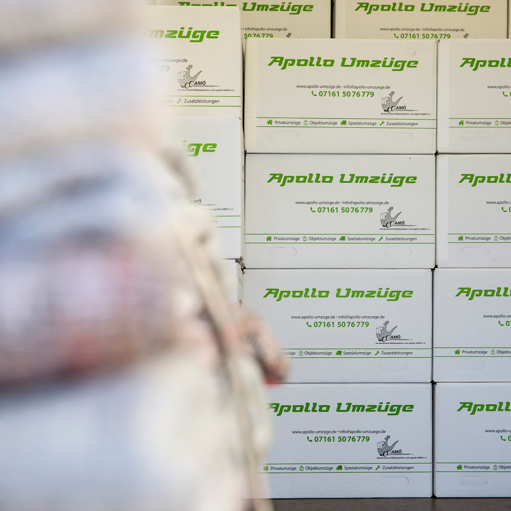 Gestapelte Umzugskartons mit der Aufschrift Apollo Umzüge.